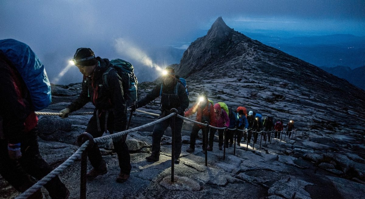 Wanderer auf dem Weg zum Gipfel des Mount Kinabalu